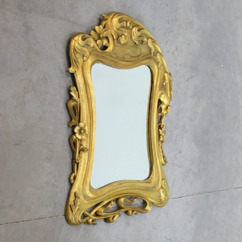 Espejo Art Nouveau. - Realizado en madera tallada y patinado en oro.
Espejo biselado.
Alguna falta que indico en foto.