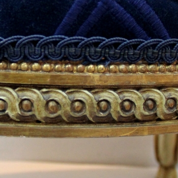 Madera tallada y dorada al agua con policromia. Tapizado en terciopelo con dibujo azul.