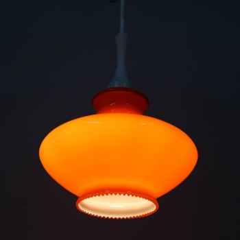 Fabricada en opalina naranja. Efecto lumínico muy bonito, luz aterciopelada.
Casquillo E27, electricidad totalmente renovada.