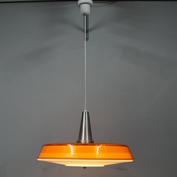Lámpara en plexiglas blanco y naranja con un efecto lumínico muy bonito. La electricidad está renovada y tiene un cable muy largo que permite una altura de hasta 170 cm.  Casquillo E27.