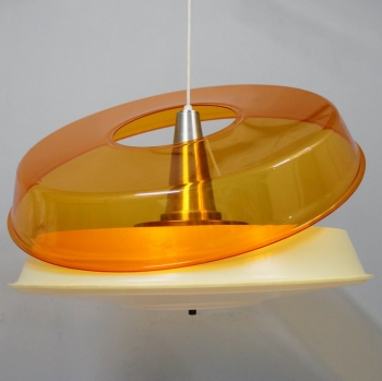 Lámpara en plexiglas blanco y naranja con un efecto lumínico muy bonito. La electricidad está renovada y tiene un cable muy largo que permite una altura de hasta 170 cm.  Casquillo E27.