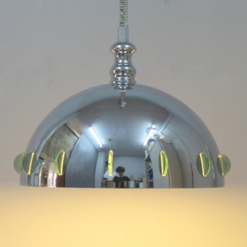 Lámpara italiana de los años 70 - Fabricada en metal cromado y metacrilato gris. Consigue una altura de hasta 160 cm y un mínimo de 70 cm.
Casquillo renovado E27