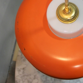 Opalina, latón y metal lacado en naranja. Efecto lumínico muy bonito.
Electricidad totalmente renovada. Casquillo E27.