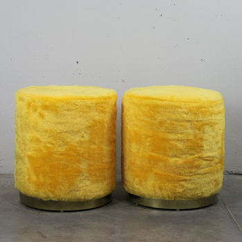 Pareja de taburetes o poufs en tejido amarillo con pelo y aro en dorado - 