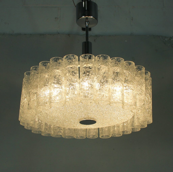 Fabricada en cristal rugoso con el fin de crear un efecto lumínico muy bonito.