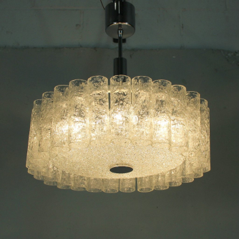Lámpara de techo de Doria Leuchten. Alemania. - Fabricada en cristal rugoso con el fin de crear un efecto lumínico muy bonito.