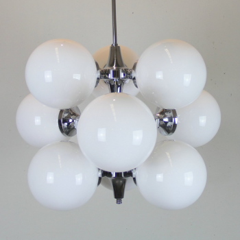 Lámpara de 9 globos vintage - Metal cromado y cristal opalina.
España.
