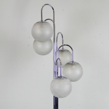 Lámpara de pie con globos. - Fabricada con metal cromado, metal lacado y globos craquelados.
España.