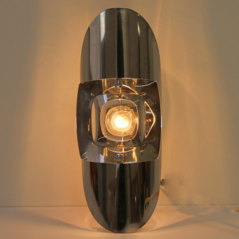 Acero, metal cromado y cristal.