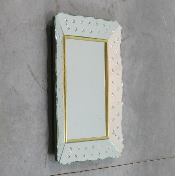 Fabricado en espejo tallado, cristal de Murano y madera dorada.