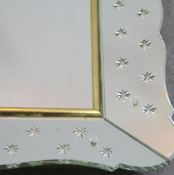 Fabricado en espejo tallado, cristal de Murano y madera dorada.