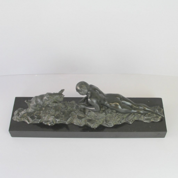 Calamina patinada en bronce y mármol negro de Bélgica.