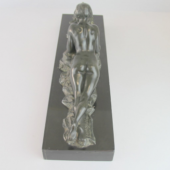 Calamina patinada en bronce y mármol negro de Bélgica.