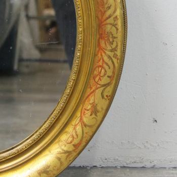 Espejo ovalado antiguo. - Madera tallada, estucada y dorada con esgrafiados.
Dorado al agua.