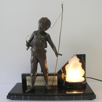 Escultura de niño pescador con lámpara simulando hielo. - Cristal de arsénico, mármol y calamina patinada.
Electricidad renovada.