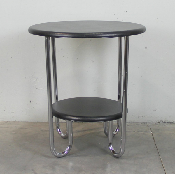 Fabricada en metal cromado y polipiel.