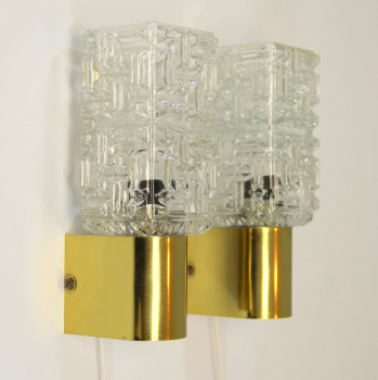 Pareja de apliques de los años 60 - Fabricados en cristal y metal dorado.
Sistema de click-clack para encendido o apagado.