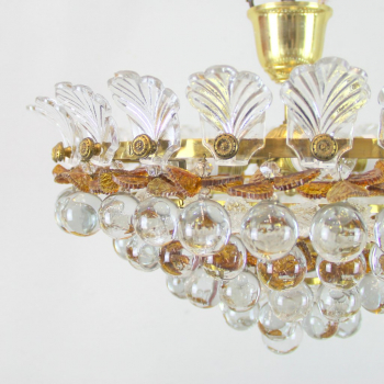 lámpara de los años 70 en cristal - Fabricada en cristal en forma de hojas en color ambar y esferas incoloras.
Estructura metálica en latón o metal dorado.
Gran calidad.
Electricidad revisada. 4 casquillos E22