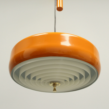 Lámpara vintage naranja. - Realizada en metal naranja y difusor en plástico.
Tiene un contrapeso que le permite subir y bajar.
Electricidad totalmente renovada.