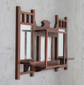 Estanteria francesa de los años 20 - Fabricada en madera teñida en caoba y espejo.