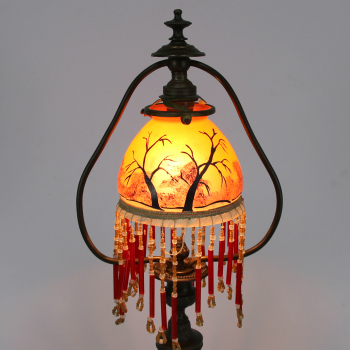 Lámpara Art Nouveau francesa. - Cristal decorado al fuego y bronce.