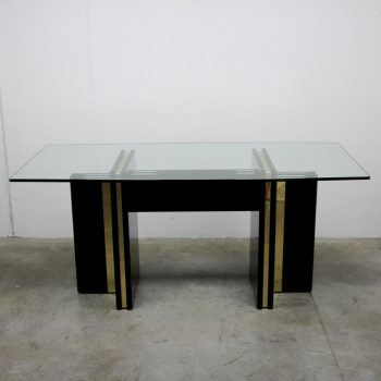 Mesa en madera lacada, metal dorado y sobre de cristal.