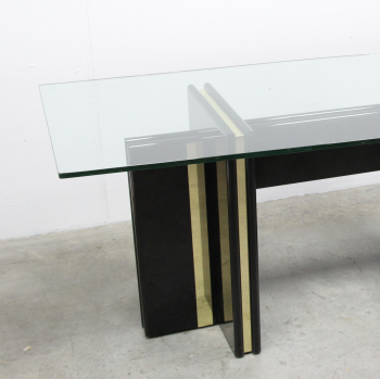 Mesa en madera lacada, metal dorado y sobre de cristal.