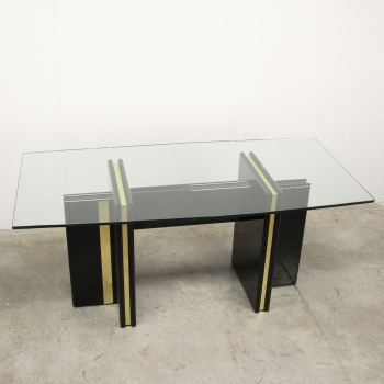 Mesa en madera lacada, metal dorado y sobre de cristal.