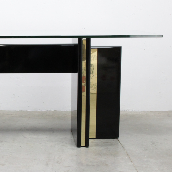 Mesa en madera lacada, metal dorado y sobre de cristal.