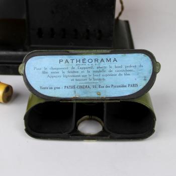 Proyecta película de de 35 mm denominado Pathéorama y vendido por la compañía francesa Pathé Frères a principios de los años 1920