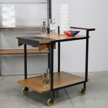 Mesa camarera o carrito de bebidas de los años 60 - Fabricado en metal lacado en negro, cobre y formica,