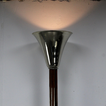 Lámpara de pie Art Decó. - Fabricada en metal cromado y palosanto.
Electricidad renovada.