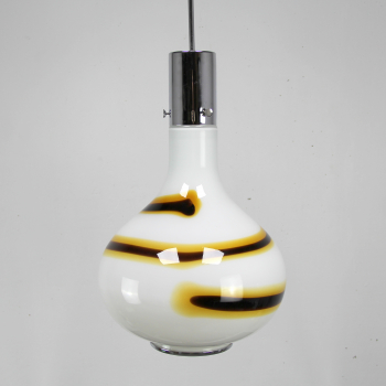 Gran lámpara italiana en cristal de Murano. - Opalina decorada y metal cromado.
Electricidad totalmente renovada.