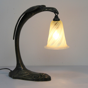 Lámpara de sobremesa Art Nouvea. - Fabricada en bronce y cristal opal.
Electricidad totalmente renovada.
Francia.