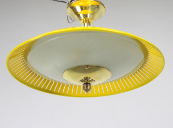 Fabricada en metal lacado en amarillo, cristal esmerilado y latón.
2 casquillos.
Electricidad totalmente renovada.
