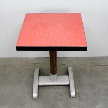 Fabricada en madera, aluminio y formica.