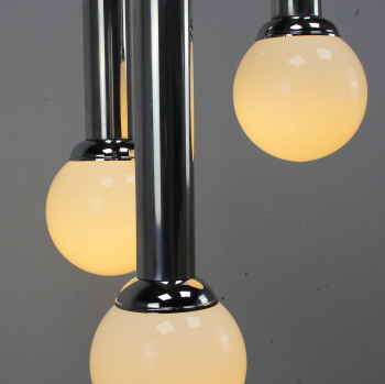 Lámpara italiana de los años 70 - Realizada en metal cromado y opalina.
Electricidad totalmente renovada.
E27