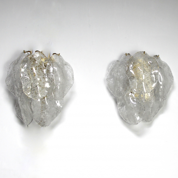 5 hojas en cristal de Murano sobre estructura de metal dorado.
Dos casquillos E14.