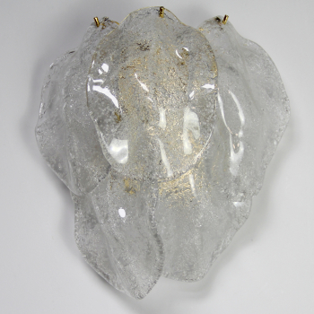 5 hojas en cristal de Murano sobre estructura de metal dorado.
Dos casquillos E14.