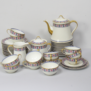 Juego de café de Theodore Haviland, Limoge - 12 servicios
Porcelana decorada a mano.
Chic o golpe en la cafetera, indico en foto.