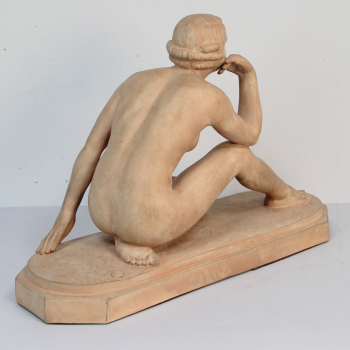 Escultura de mujer firmada.
Francia.