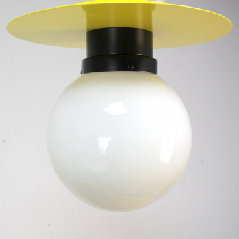Lámpara plafón de Lola Galanes para Odalisca Madrid - Fabricada en metal lacado en amarillo y negro y cristal opalino.
E27