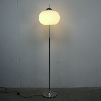 Lámpara italiana space age de los años 60 - Opalina y metal cromado.
Electricidad totalmente renovada.
