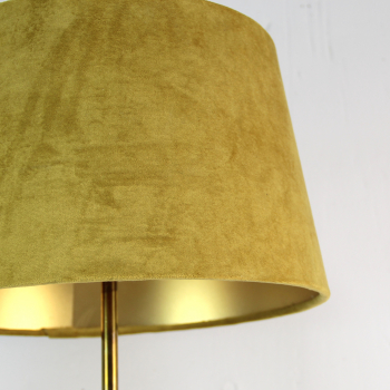 Fabricada en bronce dorado, cristal tallado y pantalla en terciopelo ocre de algodón con interior en dorado