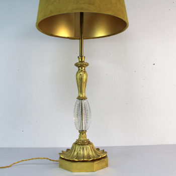 Fabricada en bronce dorado, cristal tallado y pantalla en terciopelo ocre de algodón con interior en dorado