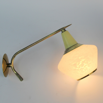 Realizado en metal lacado, latón y cristal salpicado.
Electricidad revisada.
Casquillo E14