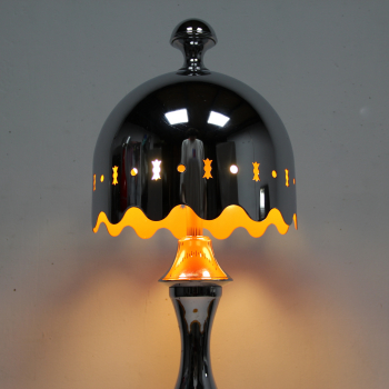 Lámpara pop de mesa - Fabricada en metal cromado y lacado en su interior en naranja.
Efecto lumínico muy bonito.
Electricidad totalmente renovada.