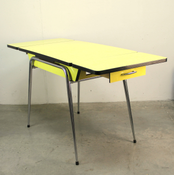 Producida en formica y metal cromado´.
