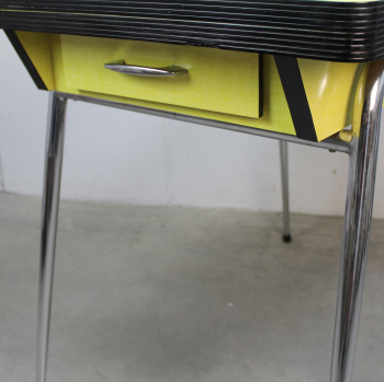 Producida en formica y metal cromado´.