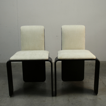 Fabricadas en madera y tapizadas en color blanco beige.
Tapicería renovada.